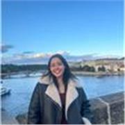 Freundliche Lehrerin hilft dir, Englisch und Französisch sicher zu beherrschen