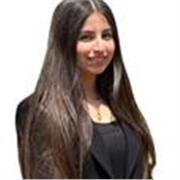 Enseignante particulière donne des soutiens scolaires et aides aux devoirs aux étudiants dans des matières scientifiques