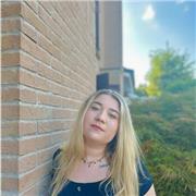 Ragazza diplomata al liceo linguistico impartisce lezioni di spagnolo