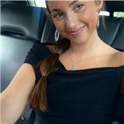 Soy una chica universitaria de 20 años, adoro a los niños y me considero muy cercana y simpática.