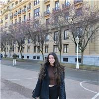 Estudiante da clases a niños de primaria y secundaria (español o euskera)