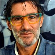 Auteur de livres « playmobilesques », je vous propose de vous enseigner l’Histoire en vous la racontant comme la plus grande des aventures.