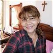 Profesora imparte clases a niños menores de 10 años. Primaria