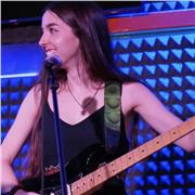 Studentessa di chitarra moderna al Saint Louis College of Music impartisce lezioni private