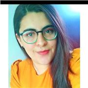 Profesora en dibujo y moda imparte clases a niños