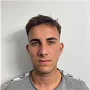 Alumno universitario capacitado para dar clases a niños pequeños y adolescentes