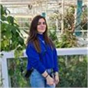 Studentessa universitaria impartisce lezioni a ragazzi delle medie