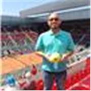 Licenciatura en Comunicación Social, con Máster en Periodismo Deportivo.