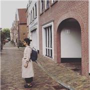 Docente di disegno tecnico presso istituti tecnici e professionali e scuole medie inferiori, con laurea quinquennale di Architettura, iimpartisce lezioni di matematica e fisica