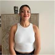 Estudiante universitaria cursando una carrera en psicología con nivel C1 de inglés y B1 de francés