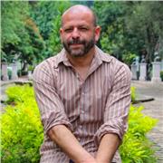 Escritor y periodista. Disponible para clases sobre ambos temas a alumnos de cualquier edad en cualquier lugar del centro de Chile