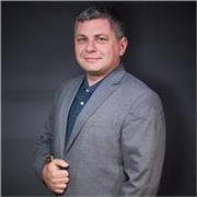 I'm a life coach and experienced facilitator who helps leaders, founders and driven individuals break through the invisible limit