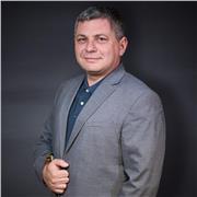 I'm a life coach and experienced facilitator who helps leaders, founders and driven individuals break through the invisible limit