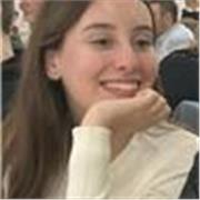Estudiante de bachillerato enseña inglés y matemáticas a niños