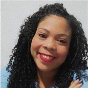 Profesora imparte clases de matemáticas a niños entre 5 y 12 años