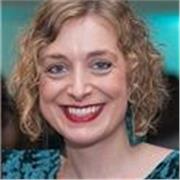 Soy una profesora especializada en comunicación e idiomas. He vivido más de 5 años en Suiza y domino el inglés, francés e italiano. Tengo muchas ganas de enseñar el maravilloso idioma del francés y que mis alumnos se enamoren de él, tanto como lo hice yo.