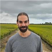 Estudié Sociología y trabajo en un contact center como coordinador para una ONG. Esto te lo informo porque con mi experiencia laboral estoy acostumbrado a formar, adaptarme a diferentes perfiles personales y ritmos. Por otro lado, tengo 2 hijos pequeños