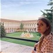 Insegnate madrelingua impartisce lezioni di lingua italiana a discenti stranieri, e lezioni di inglese, spagnolo e cinese base a discenti italiani