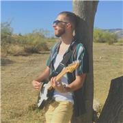 Soy Vicente, estudiante del grado de Musicología y puedo dar clases de la asignatura Música a alumnos de primaria y secundaria