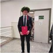 Avvocato praticante assiste alla preparazione per esami universitari