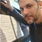 Licenciado en composición y piano ofrece clases online. Todos los niveles, edades y estilos