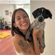 Profesora de español nativa, con dominio del inglés y nivel intermedio de francés.