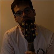 Do lezioni di teoria musicale e solfeggio, pianoforte e chitarra moderna. Ho 12 anni di esperienza e ho studiato in conservatorio