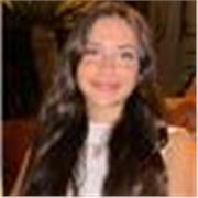 Profesora de inglés imparte clases a niños de colegio e instituto