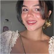 Graduada en Patronaje y Diseño de moda, especialización complementos y estilismo.