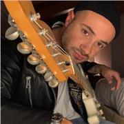 Vuoi imparare a suonare la chitarra in modo semplice e veloce? Contattami e ti insegnerò come studiando le canzoni dei tuoi artisti preferiti!
