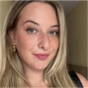 Profesora titulada en Lenguas Modernas, especializada en Francés, con dos años vividos en el propio país,