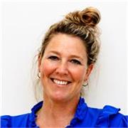 Native Dutch teacher and bilingual Spanish coach with an international background in communication and sales.