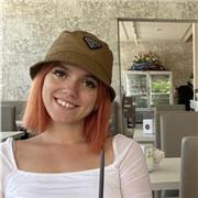 Studentessa universitaria offre aiuto allo studio