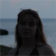 Studentessa universitaria di giurisprudenza offre lezioni di diritto