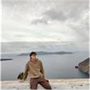 Recien graduado de master con puntualidad y paciencia al que le gustan los niños y enseñar con creatividad.