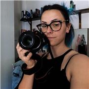 Insegnante di grafica impartisce lezioni di impaginazione su indesign