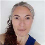 Instructora de español imparte clases para adolescentes y adultos adaptadas según contexto de manera práctica y didáctica