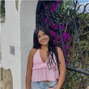 profesora para dar apoyo a los niños y niñas