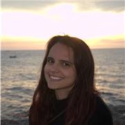 Etudiante en médecine proposant de l'aide aux devoirs