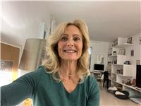 Profesora de inglés imparte clases de todas las edades
