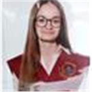 Estudiante universitaria de 20 años graduada de secundaria y bachillerato.