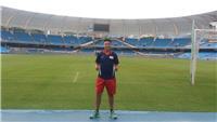 Profesor de futbol imparte clases a jugadores de todoas las edades en especificidad posicional