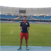 Profesor de futbol imparte clases a jugadores de todoas las edades en especificidad posicional