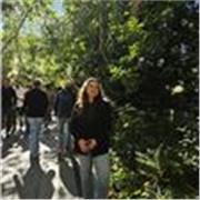 Profesora para reforzar a niños de nivel de primaria