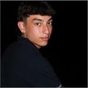 Joven con grandes cualidades para la enseñanza de matemáticas.