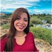 Profesora de español imparte clases a niños