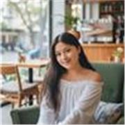 Profesora de matemáticas que imparte clases a niños de primaria