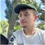 Estudiante universitario de Empresa y Tecnologia ofrece ayuda para asignaturas como matemáticas y economia.
