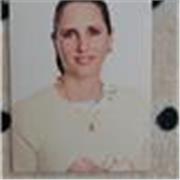 Profesora titulada de inglés, traducción e interpretación, con más de 15 años desempeñando la profesión. 