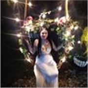 Soy estudiante de audiovisuales y cine, busco trabajo para enseñar Español, al ser nativa me gustaría mejorar en enseñar.